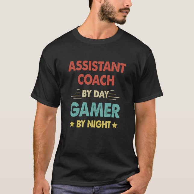 T-shirt Retro Assistant Coach By Day Gamer By Night (Devant)