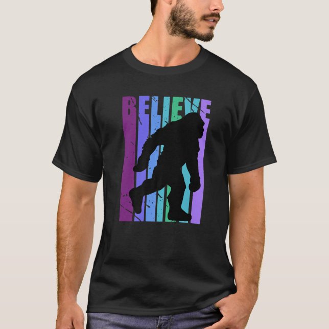 T-shirt Retro Bigfoot Croire Yeti Purple Pink Graphic Des (Devant)