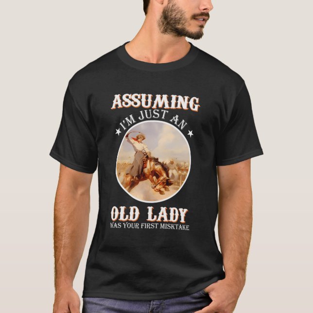 T-shirt Retro Cowgirl En Supposant Que Je Suis Une Vielle  (Devant)