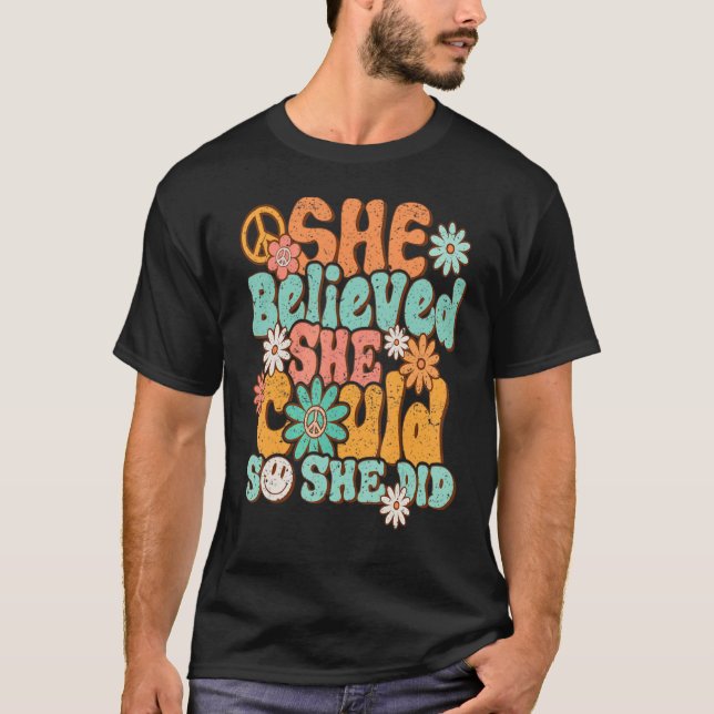 T-shirt Retro Groovy She Believed She Could So That She Di (Devant)