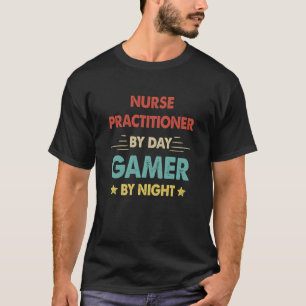 T-shirt Retro Nurse Praticien Par Joueur De Jour Par Nuit