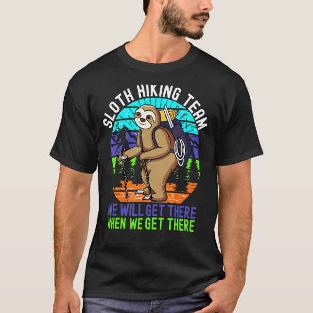 T-shirt Retro Sloth Hiking Team We'll Get There When We Ge (Devant)