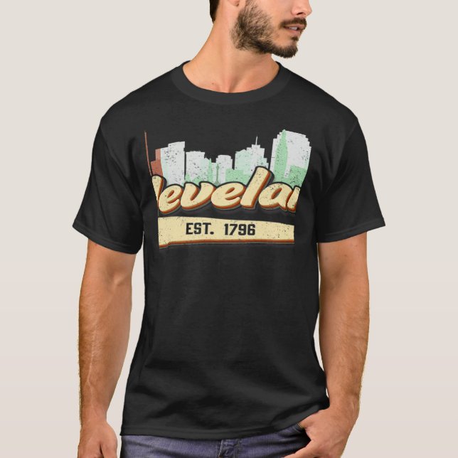 T-shirt Retro Style Cleveland Ohio Lettering With Skyline  (Devant)