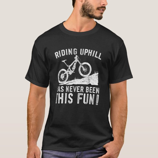 T-shirt Riding Uphill N'A Jamais Été Aussi Amusant E Bike  (Devant)