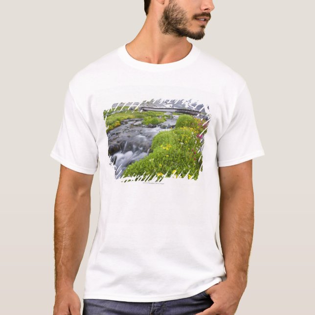T-shirt Rivière trouble avec les fleurs sauvages roses (Devant)