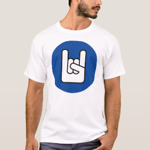 T-shirt roche sur la chemise de bleu de main de roche