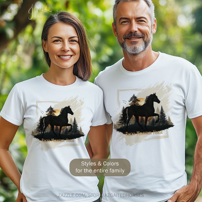 T-shirt Rocheuse Rustique Cheval Silhouette coucher de sol (White t-shirt with Rocky Mountain Horse silhouette design against a sunset and forest background.)