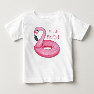 T-shirt rose de bébé de réception au bord de la