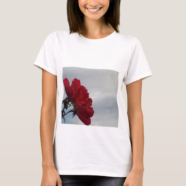 T-shirt Roses rouges contre un ciel bleu vif (Devant)