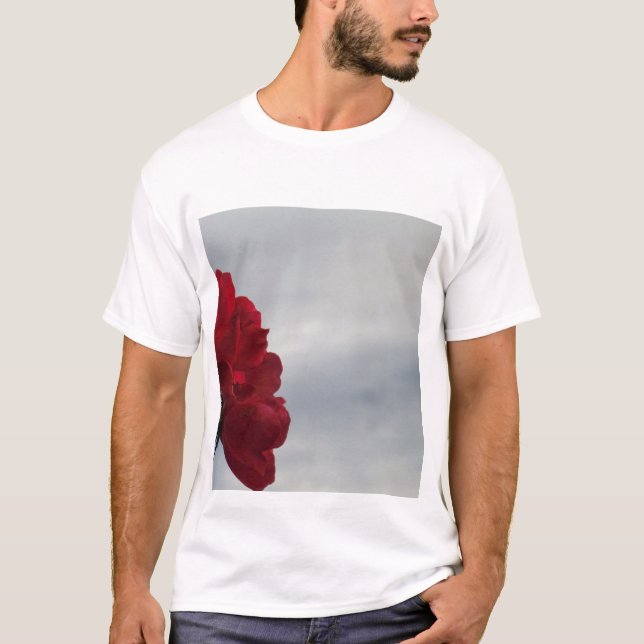 T-shirt Roses rouges contre un ciel bleu vif (Devant)