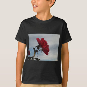 T-shirt Roses rouges contre un ciel bleu vif