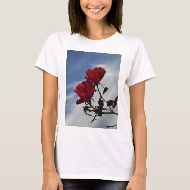T-shirt Roses rouges contre un ciel bleu vif (Devant)