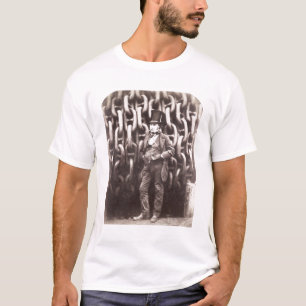 T-shirt Royaume Brunel d'Isambard, se tenant devant