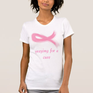 T-shirt ruban rose, priant pour un traitement