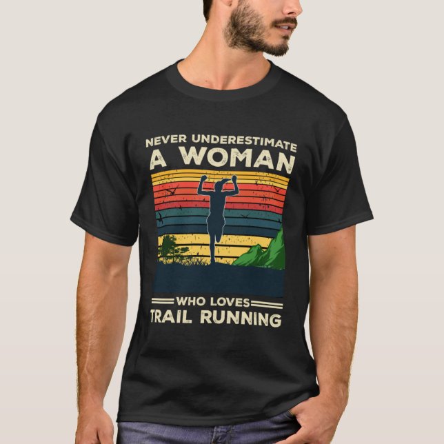 T-shirt Run Runner Trail Running Never Underestimate A Wom (Devant)