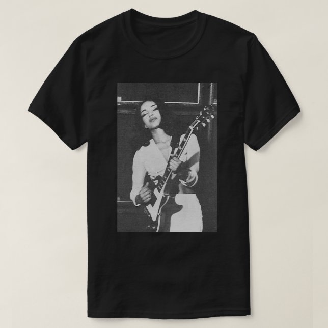T-shirt Sade jouant à la guitare Sticker.png (Design devant)