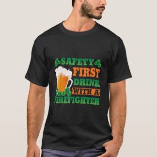 T-shirt Safety First Boire Avec Un Pompier Funny St Pat