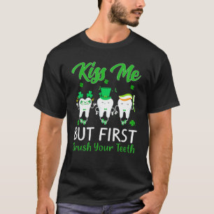 T-shirt Saint Patrick's Day Kiss Me Mais D'Abord Brosse To