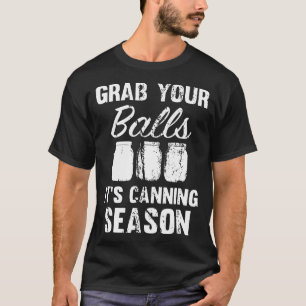 T-shirt saisissez vos boules qu'il met en boîte les pots