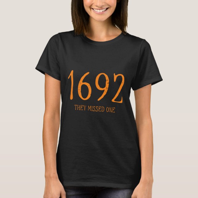 T-shirt Salem 1692 Ils Ont Manqué Une Sorcière D'Halloween (Devant)