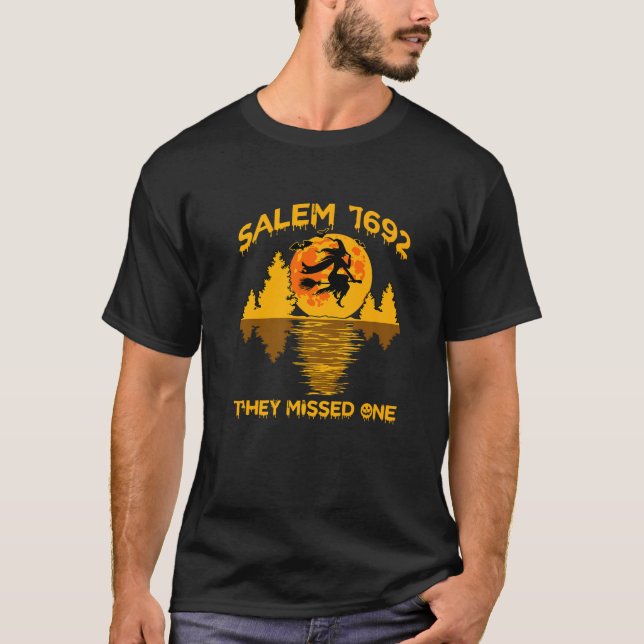 T-shirt Salem 1692 Ils Ont Manqué Une Sorcière Riding Sall (Devant)