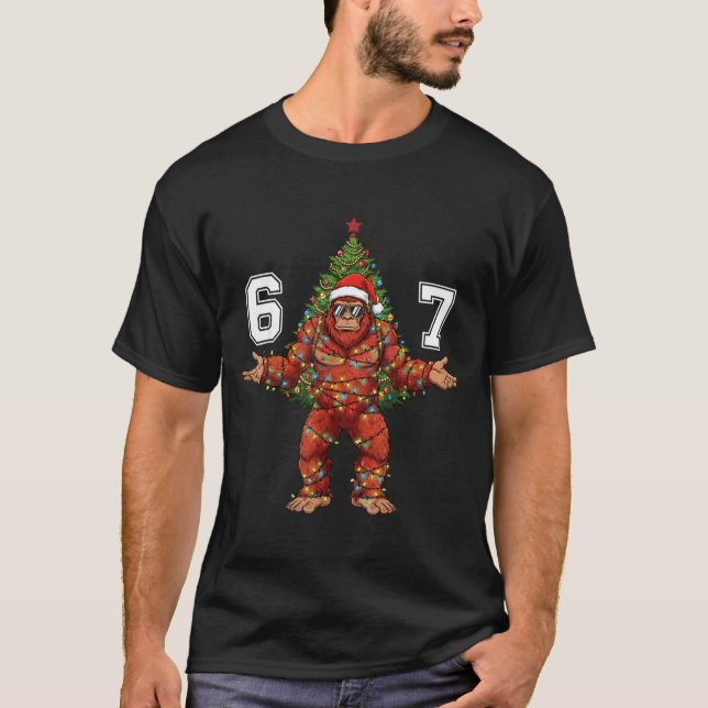 T-shirt Santa Bigfoot 67 Christmas Tree Xmas Lights Funny  (Devant)