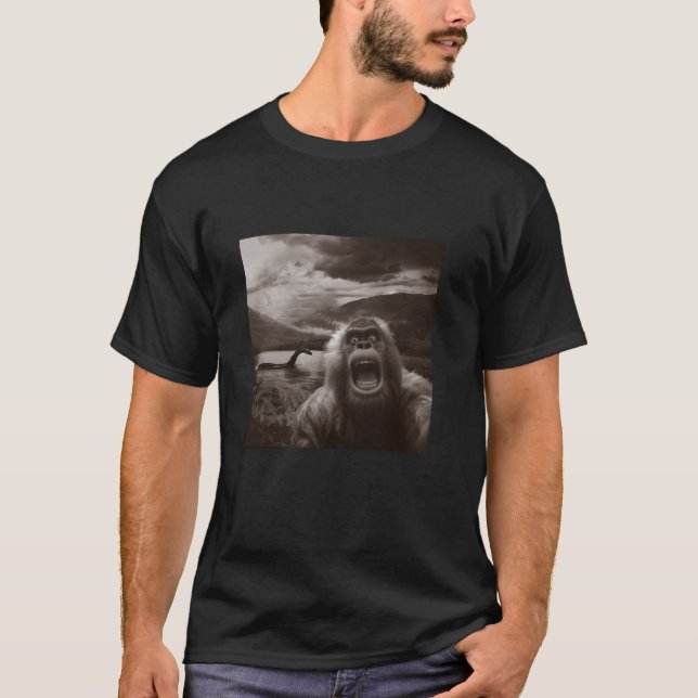 T-shirt Sasquatch Bigfoot Funny Selfie avec Loch Ness Mons (Devant)
