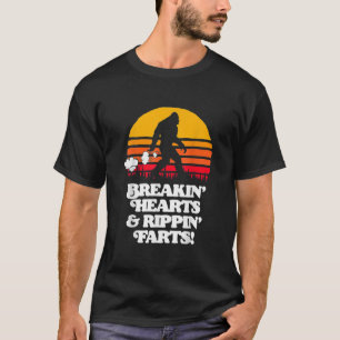 T-shirt Sasquatch Breakin Hearts & Rippin Farts Bigfoot Su