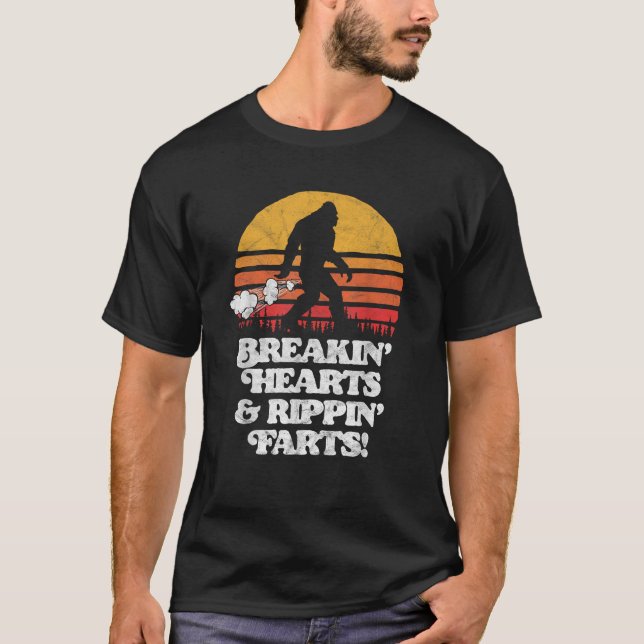 T-shirt Sasquatch Breakin Hearts Rippin Farts Funny Bigfoo (Devant)