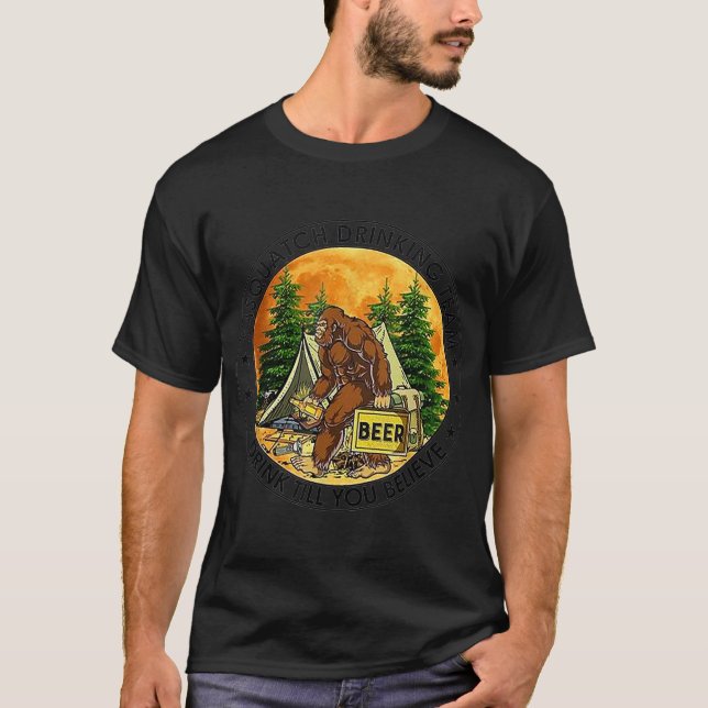 T-shirt Sasquatch Drinking Team Boire Jusqu'À Ce Que Vous  (Devant)