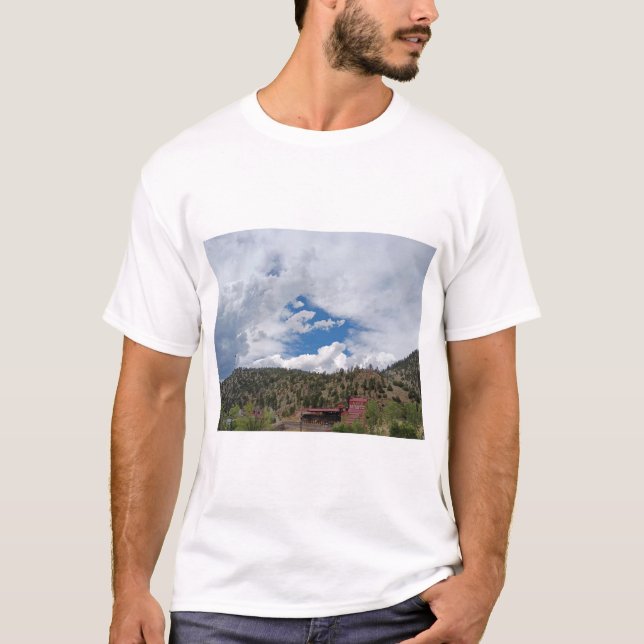 T-shirt Scenic Mountain Town Landscape with Red Buildings, (Devant)