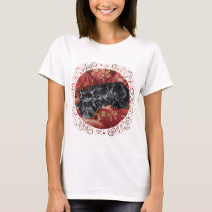 T-shirt Scottie dans un grand fauteuil rouge