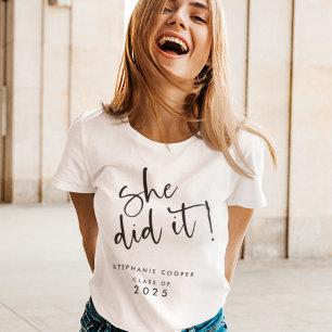 T-shirt Script tendance Elle L'A Fait Nom 2025 Graduation