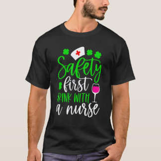 T-shirt Sécurité d'abord Boire avec un trèfle d'infirmière