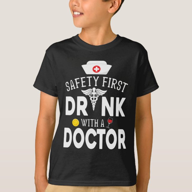 T-shirt Sécurité D'Abord Boire Du Vin Avec Un Docteur Sur  (Devant)