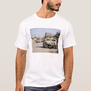T-shirt Sécurité de la conduite de Humvee pendant une