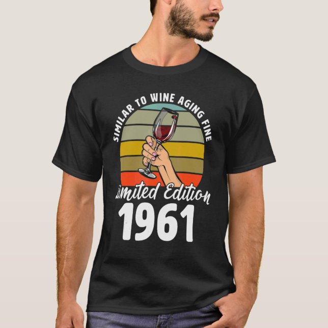 T-shirt Semblable au vieillissement du vin fin né en 1961  (Devant)