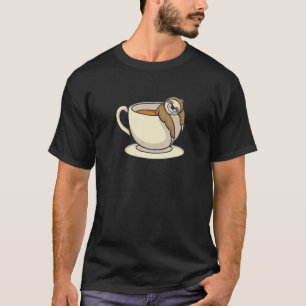 T-shirt Serre La Fente Dans Un Café En Verre