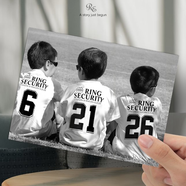 T-shirt Serrure de sécurité du porteur de l'anneau (Ring Security agents on duty, sporting wedding date tees in a fun ball field scene.)