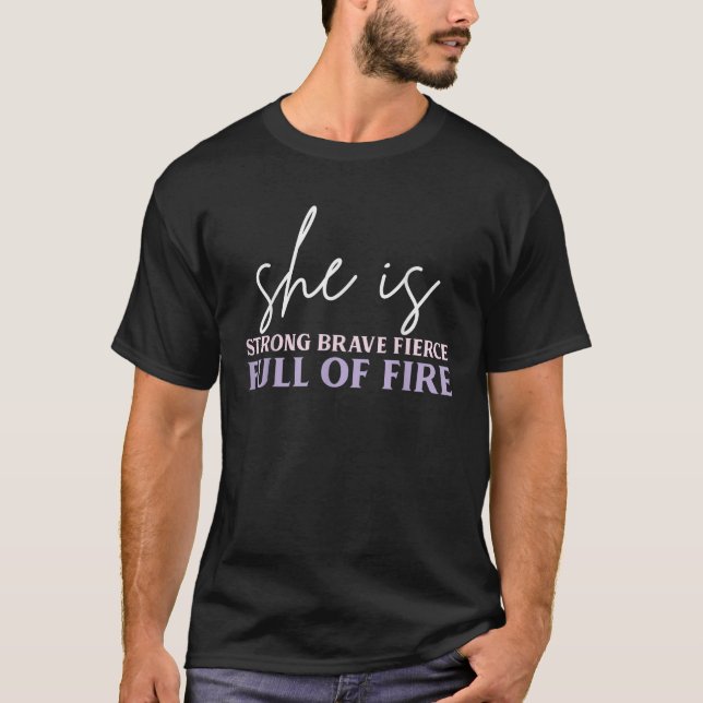 T-shirt She Is Strong Fierce Brave Full Of Fire Strong Wom (Devant)