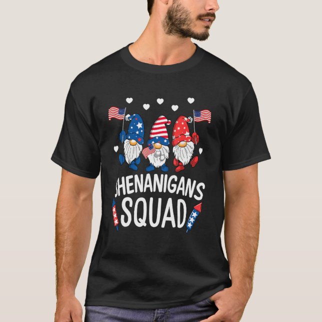 T-shirt Shenanigans Squad Happy 4th Of July  Gnome Patriot (Devant)