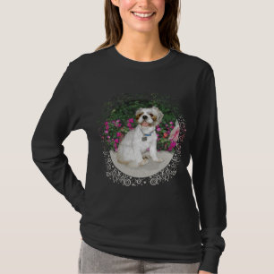 T-shirt Shih Tzu dans un cadre de jardin