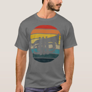 T-shirt Silhouette Baritone Sur Un Coucher De Soleil Rétro