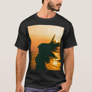 T-shirt Silhouette de fille, coucher du soleil sur la mer,