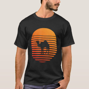T-shirt Silhouette Ombre Camel Devant Un Soleil