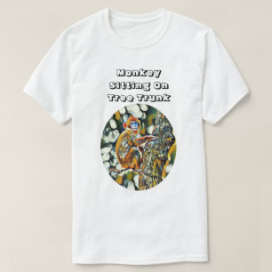 T-shirt Singe se reposant sur le tronc d'arbre