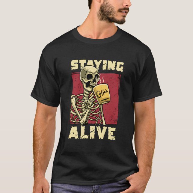 T-shirt Skeleton Drinking Coffee Halloween Staying Alive G (Devant)
