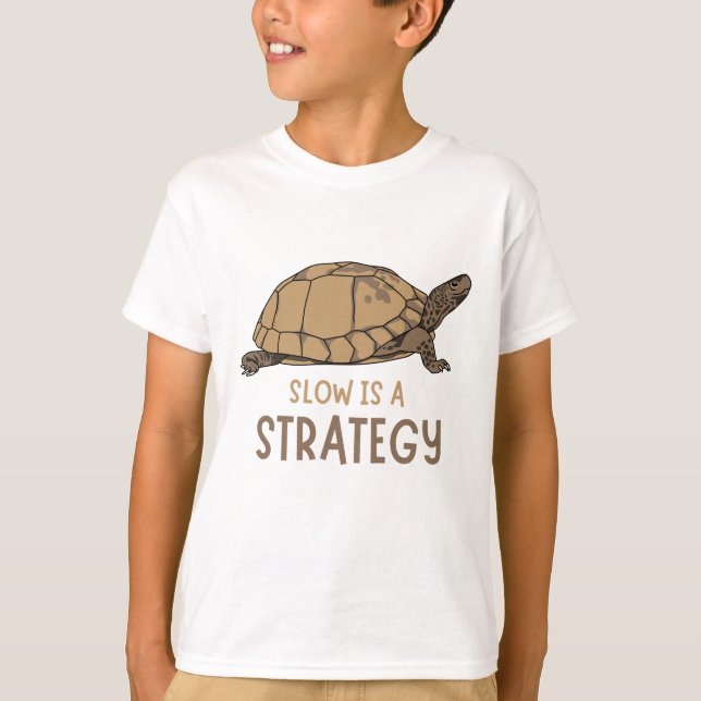 T-shirt Slow Is a Strategy – Minimal Turtle Quote Design (Devant)