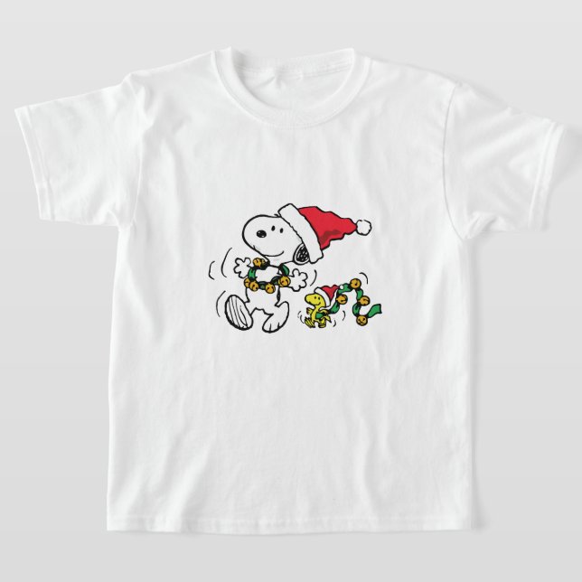 T-shirt snoopy & woodstock playing on winter season (Poser)