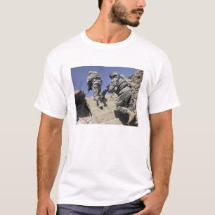 T-shirt Soldats courant l'escalier d'un bâtiment
